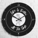 Golfer T-Shirt Zeit Spaß Funny Sports Schwarz & We Große Wanduhr<br><div class="desc">Einzigartiges,  individuelles Design mit einem männlichen Golfer Silhouette Set in Schwarz-Weiß,  umgeben von kurvigem Text "Life Is Better At T-Shirt Time!" in einem modernen,  weißen Skript-Schriftart. Wenn Sie Fragen zu diesem oder einem meiner Designs haben,  wenden Sie sich bitte an beachpausedesigns@gmail.com. Benutzerdefinierte Farbanforderungen akzeptiert.</div>