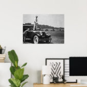 Golfer Teing Off auf Top Car, Schwarz und Weiß Poster (Heimbüro)