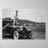 Golfer Teing Off auf Top Car, Schwarz und Weiß Poster (Vorne)