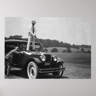 Golfer Teing Off auf Top Car, Schwarz und Weiß Poster