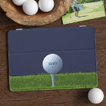 Golfer Vater Golf Ball Monogram Navy Blue Sports iPad Mini Hülle<br><div class="desc">Eine Golfkugel saß auf einem Tee auf dem Grün mit Platz für den Namen des Vaters.</div>