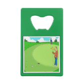 Golfgeschenk - T-Shirt-Off & Putting Cartoon. Geldbeutel Flaschenöffner (Rückseite)