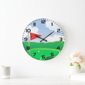 Golfgrün mit roter Flagge und Ball Große Wanduhr (Zuhause)
