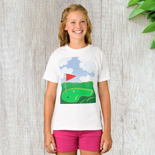 Golfgrün mit roter Flagge und Ball T-Shirt