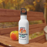 Golfing Legend Opa Geburtstag Personalisiert Edelstahlflasche<br><div class="desc">Retro Best Opa By Par Design können Sie für den Empfänger dieses niedlichen Golf-Thema Design anpassen. Perfektes Geschenk zum Vatertag oder zum Geburtstag des Großvaters. Der Text "GRANDPA" kann mit jedem Papa-Moniker angepasst werden, indem Sie oben auf die Schaltfläche "Personalisieren" klicken. Fügen Sie einen Namen hinzu, um ihn noch spezieller...</div>