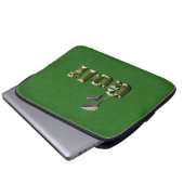 Golfklubs auf grünem Denim, Laptopschutzhülle (Vorne Knopf)