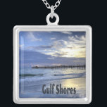 Golfküste Alabama Beach Sunrise Pier Versilberte Kette<br><div class="desc">Golfküste Alabama Beach Sonnenaufgang Pier Schöner Strand an der Golfküste in Alabama mit den Wellen in die Küste kommen,  während die Sonne aufsteigt u=in den Himmel mit den Wolken und blauen Himmel. Der Pier im Hintergrund ist ein friedlicher Ort.</div>