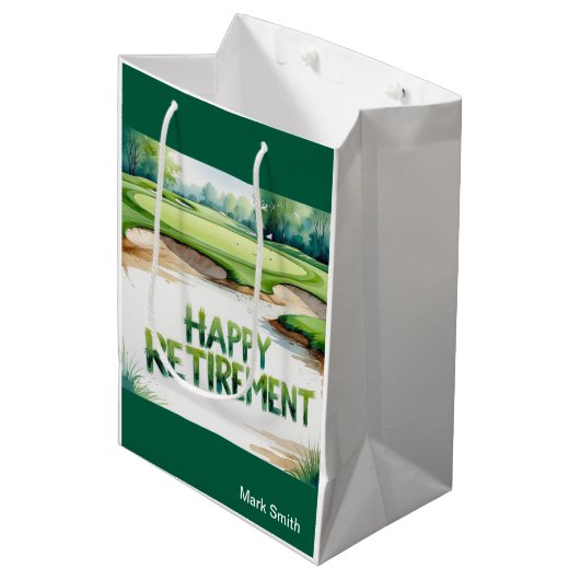 Golfplatz mit Text Happy Rente on green Mittlere Geschenktüte (Vorderseite Schrägansicht)