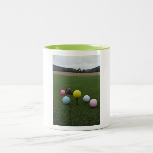 Golfplatz Ostergebirge Zweifarbige Tasse (Mittel)
