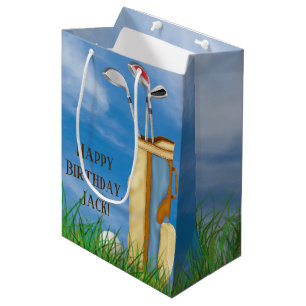 Golftasche und Schläger mit Ball im Gras Mittlere Geschenktüte