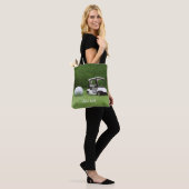 Golfwagen und Golfball auf grünem Gras Golfer Tasche (Am Model)