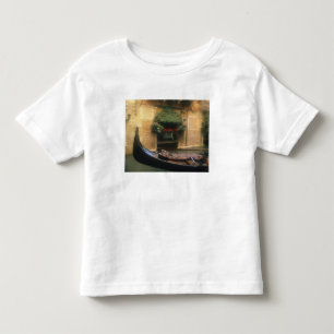Gondel und Restaurant, Venedig, Venetien, Italien Kleinkind T-shirt
