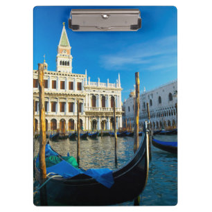 Gondeln am Grand Canal in der Nähe des Dogenpalast Klemmbrett