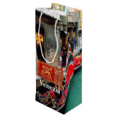 Gondeln auf einem venezianischen Kanal Geschenktüte Für Weinflaschen (Rückseite Schrägansicht)