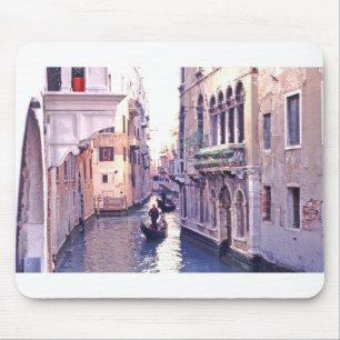 Gondeln, die einen Kanal im San-Polo-Viertel befah Mousepad