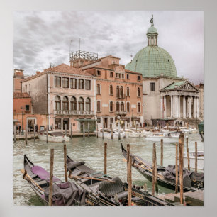 Gondeln geparkt am Canal Grande, Venedig, Italien Poster