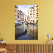 Gondeln in einem Kanal, Venedig, Italien Leinwanddruck (Insitu (Wohnzimmer))