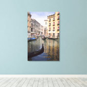 Gondeln in einem Kanal, Venedig, Italien Leinwanddruck (Insitu (Holzboden))
