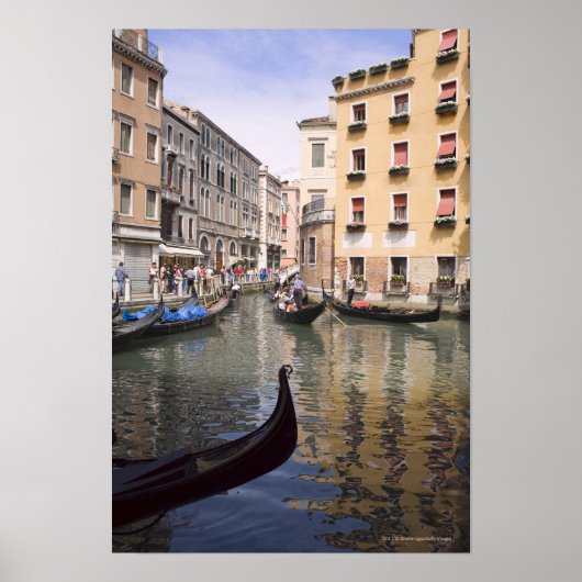 Gondeln in einem Kanal, Venedig, Italien Poster (Vorne)