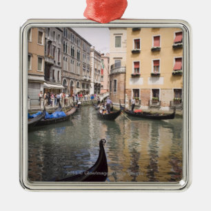 Gondeln in einem Kanal, Venedig, Italien Silbernes Ornament