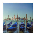 Gondeln in Venedig, Italien Fliese<br><div class="desc">Aquarellmalerei der Gondelpferde-Reihe verankertes Foto auf dem Canal Grande mit der Kirche San Giorgio Maggiore im Hintergrund,  Venedig,  Italien. Parkplatz Gondeln auf der Piazza San Marco.</div>