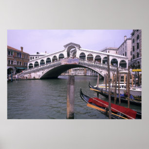 Gondeln und Touristen in der Nähe der Rialto-Brü Poster