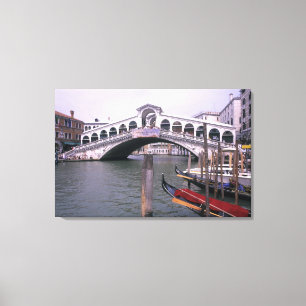 Gondeln und Touristen nahe der Rialtobrücke Leinwanddruck