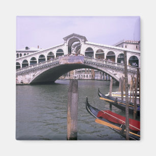 Gondeln und Touristen nahe der Rialtobrücke Magnet