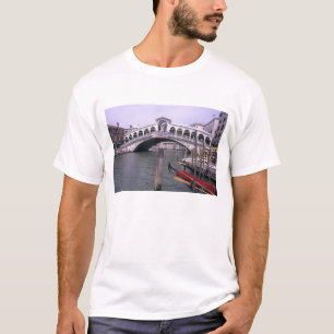 Gondeln und Touristen nahe der Rialtobrücke T-Shirt