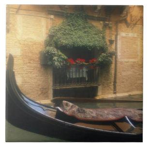 Gondola und Restaurant, Venedig, Venetien, Italien Fliese