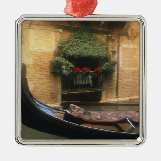 Gondola und Restaurant, Venedig, Venetien, Italien Silbernes Ornament (Vorne)