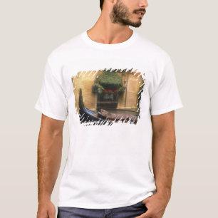 Gondola und Restaurant, Venedig, Venetien, Italien T-Shirt