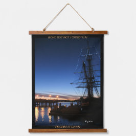 Gone, aber nicht vergessen Pilgrim Wandteppich Mit Holzrahmen