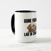 Gone Fishing. Lab in Charge. Mug Tasse (Vorderseite Links)