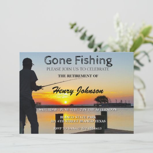 Gone Fishing Retirement Einladung (Stehend Vorderseite)