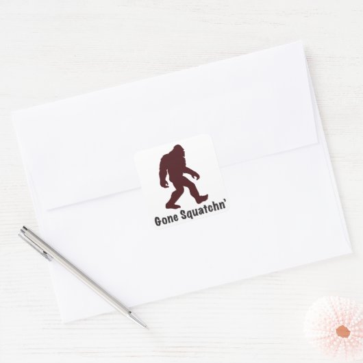 Gone Squantchin' Bigfoot Quadratischer Aufkleber (Umschlag)