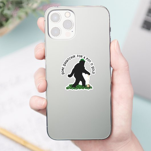 Gone Squatchin' am St. Patrick's Day Aufkleber (Telefon)