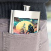 Gone Squatchin' farbenfroher Sasquatch Moon Flachmann (Beispiel)