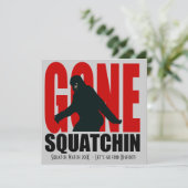 Gone Squatchin Funny Bigfoot Jagd Einladung (Stehend Vorderseite)