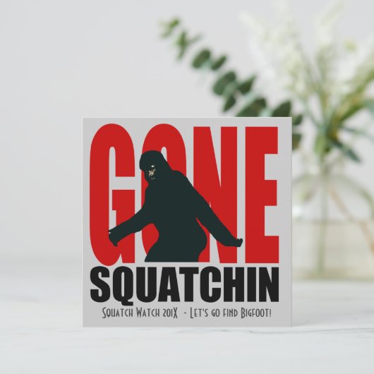 Gone Squatchin Funny Bigfoot Jagd Einladung (Stehend Vorderseite)