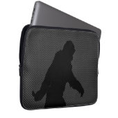 Gone Squatchin für die Carbon Fibre Print Laptopschutzhülle (Vorne Rechts)