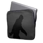 Gone Squatchin für die Carbon Fibre Print Laptopschutzhülle (Vorderseite Links)