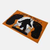 Gone Squatchin' Halloween Fußmatte (Schrägansicht)