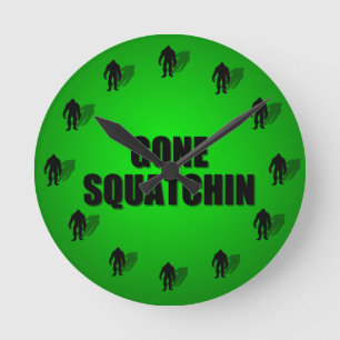 Gone Squatchin Runde Wanduhr