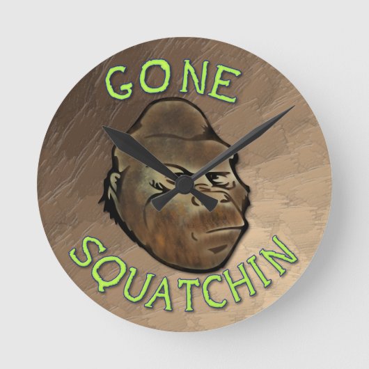 Gone Squatchin Runde Wanduhr (Vorderseite)