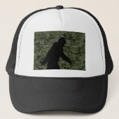 Gone Squatchin-Silhouette über digitale Camouflage Truckerkappe (Vorderseite)
