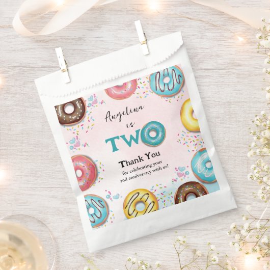 Gönnen Sie sich Taschen zum 2. Geburtstag. Geschenktütchen (Ausgeschnitten)