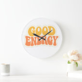 GOOD ENERGY Retro Wellentext – Große Uhr (Zuhause)