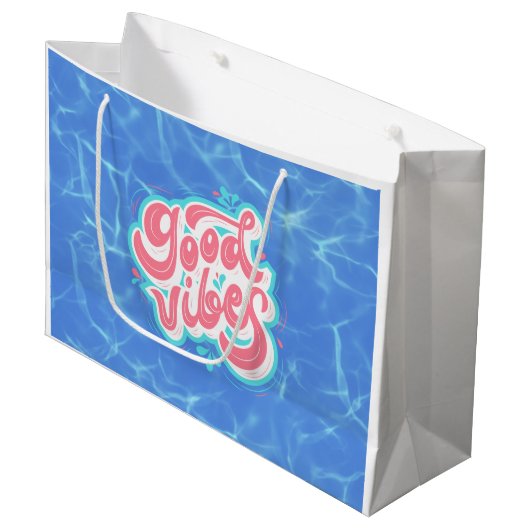 Good Vibes Beach/Pool Große Geschenktüte (Vorderseite Schrägansicht)