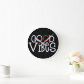 Good Vibes Bold Red White Typografy Black Runde Wanduhr (Zuhause)